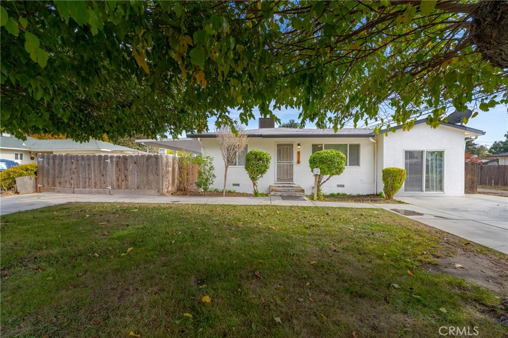 a view of a house with backyard and sitting area