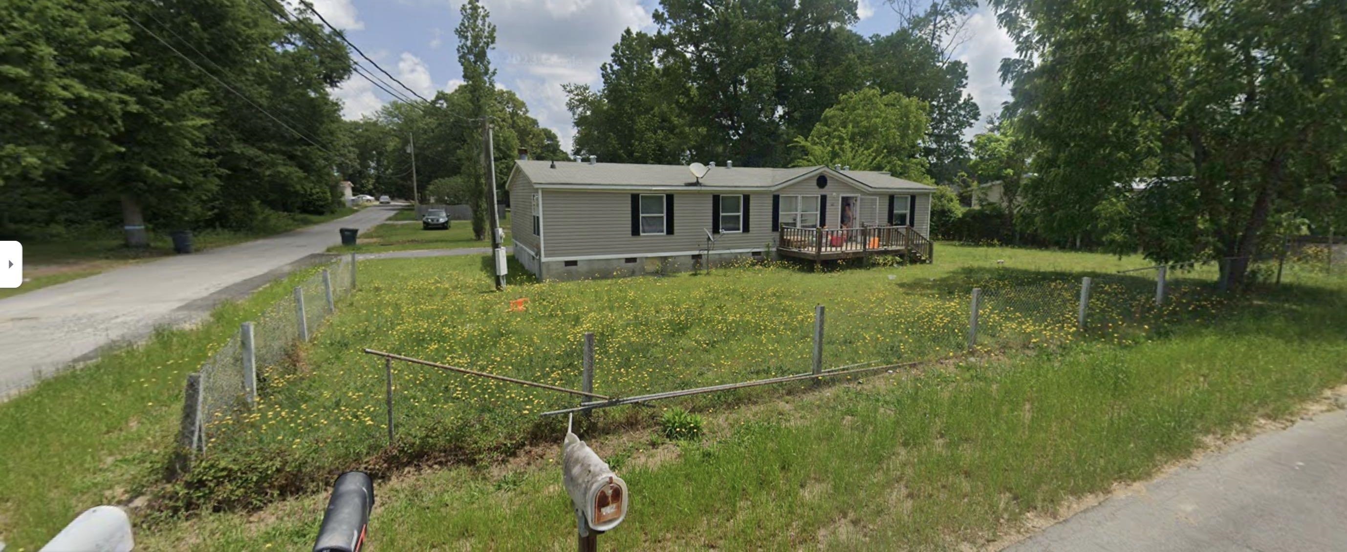 a view of a house with backyard