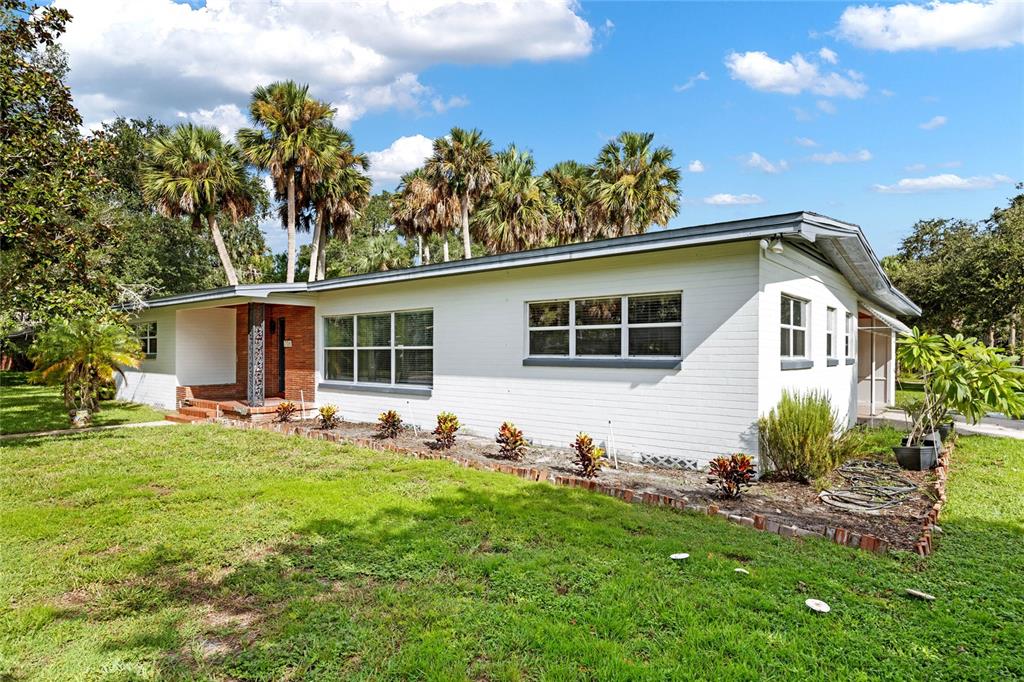 a view of a house with a yard