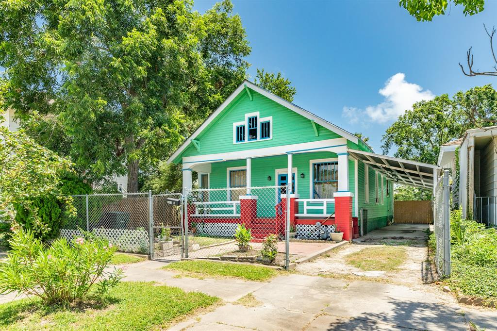 a view of front of house with a yard