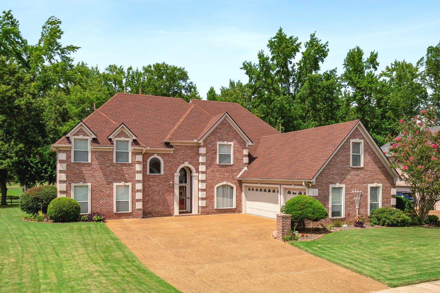 View of front facade featuring a front lawn