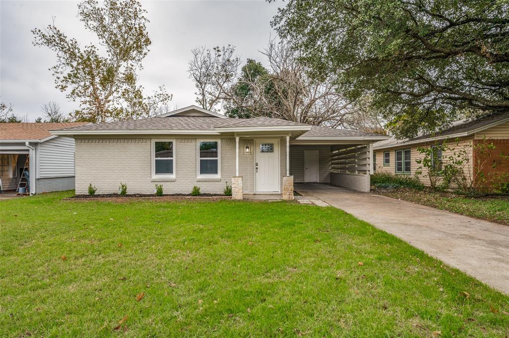 a view of a house with backyard and garden