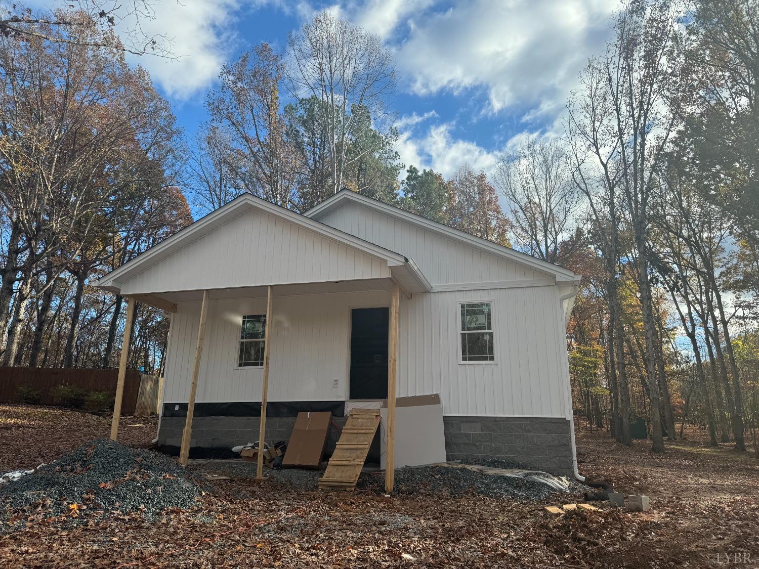 a view of a house with backyard