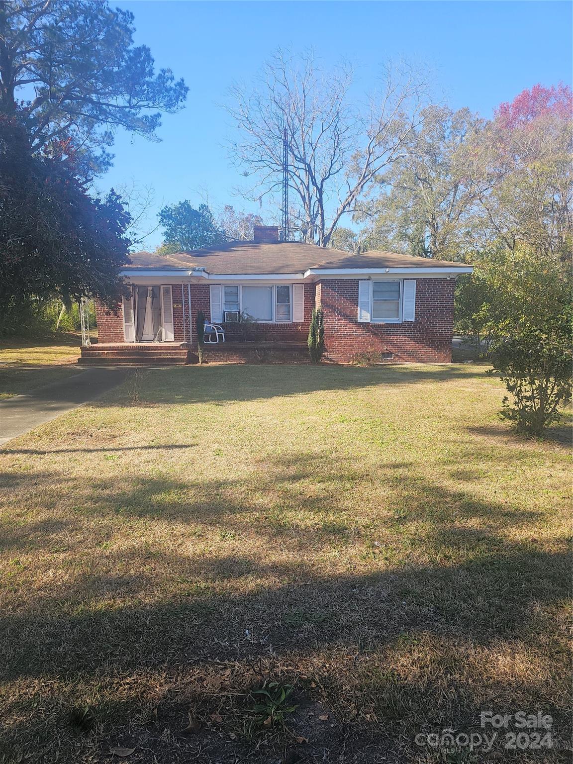 a view of a house with a yard