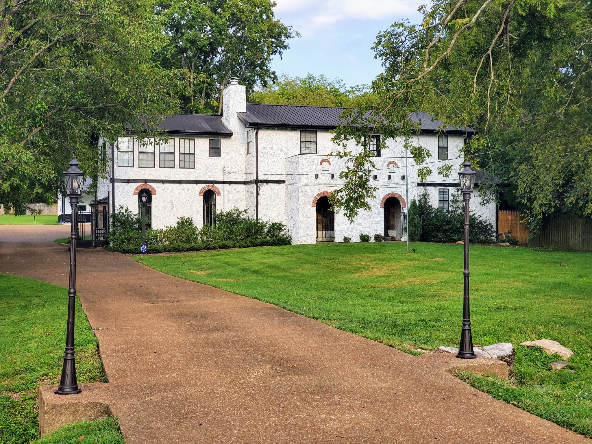 Beautiful approach through two new lampposts up to the gate (remote & app controlled) & house.