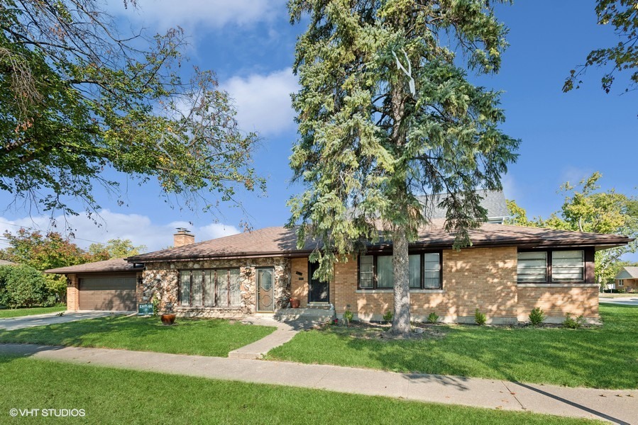 a view of a yard in front of house