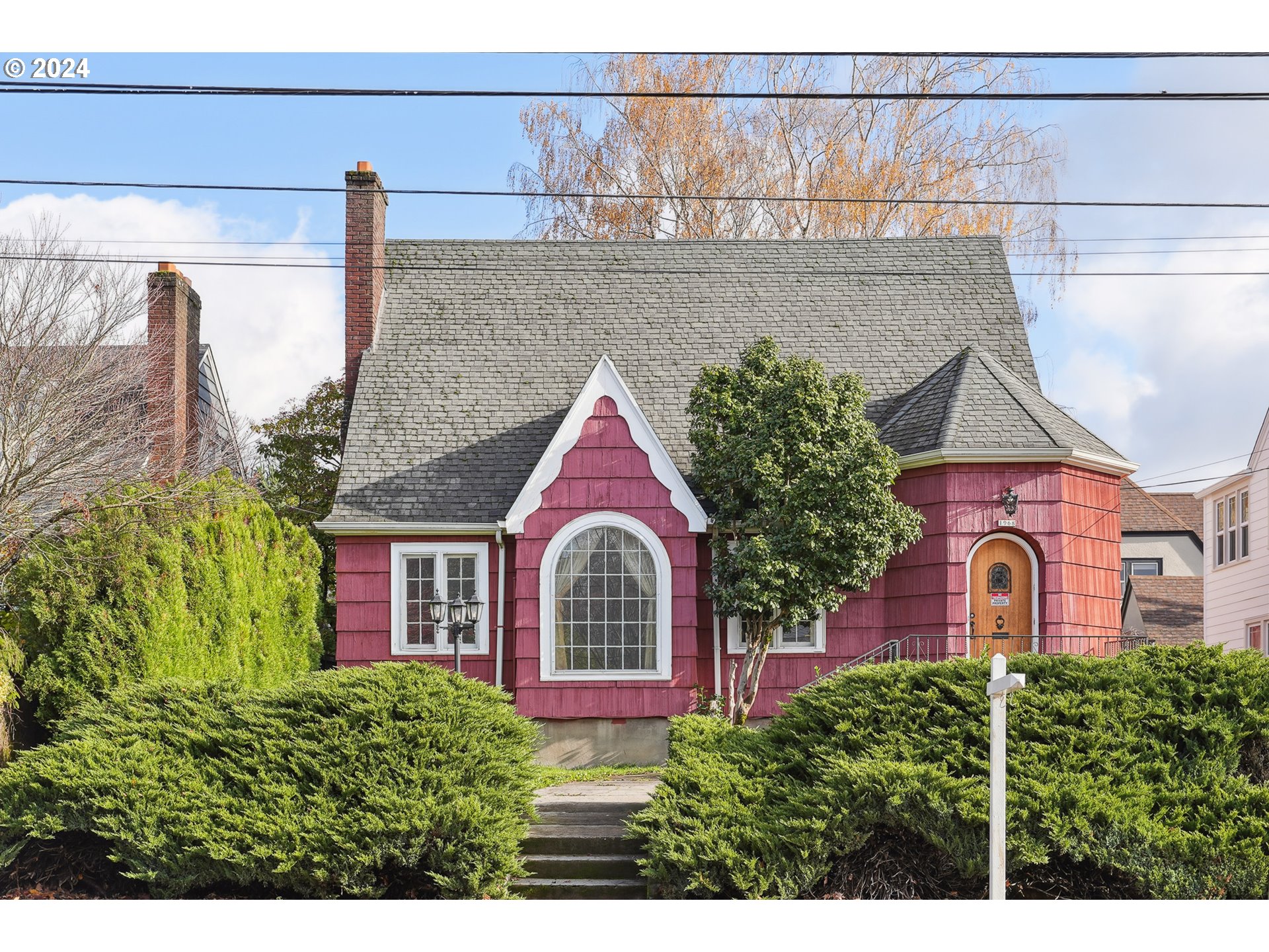 a view of a house with a backyard