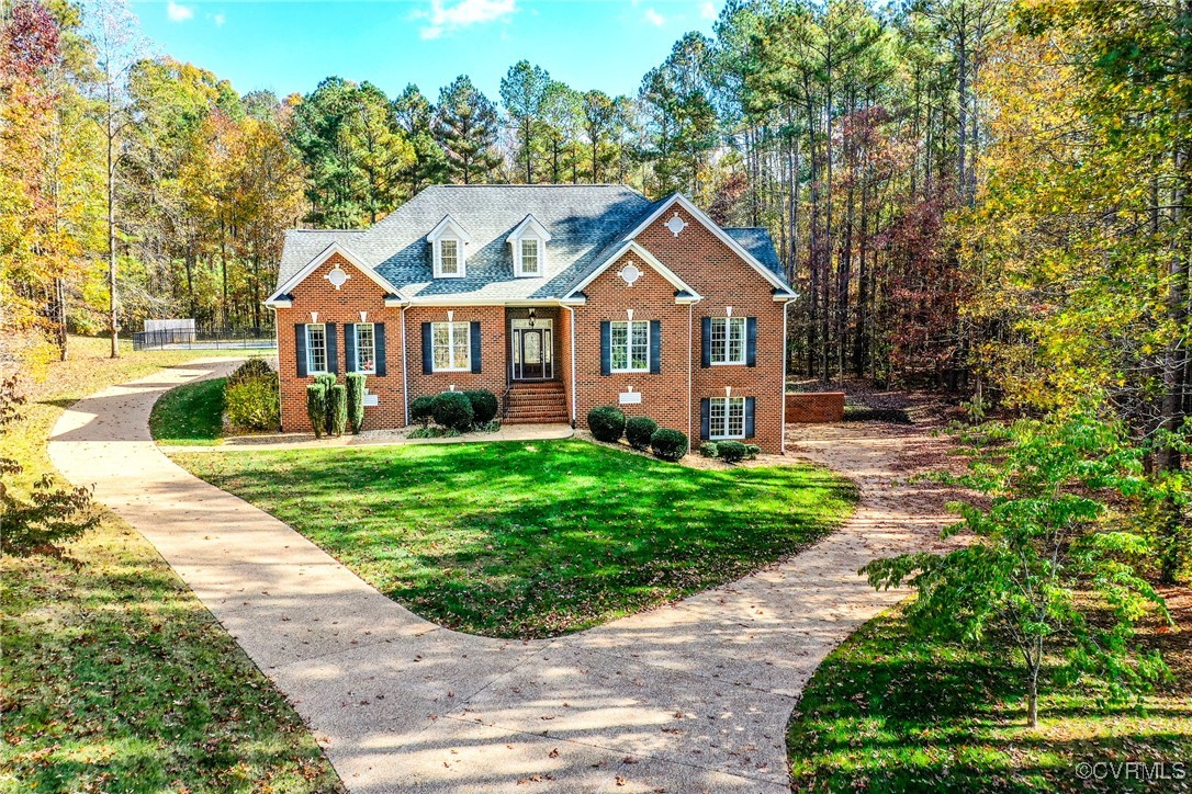 View of front of house featuring a front yard