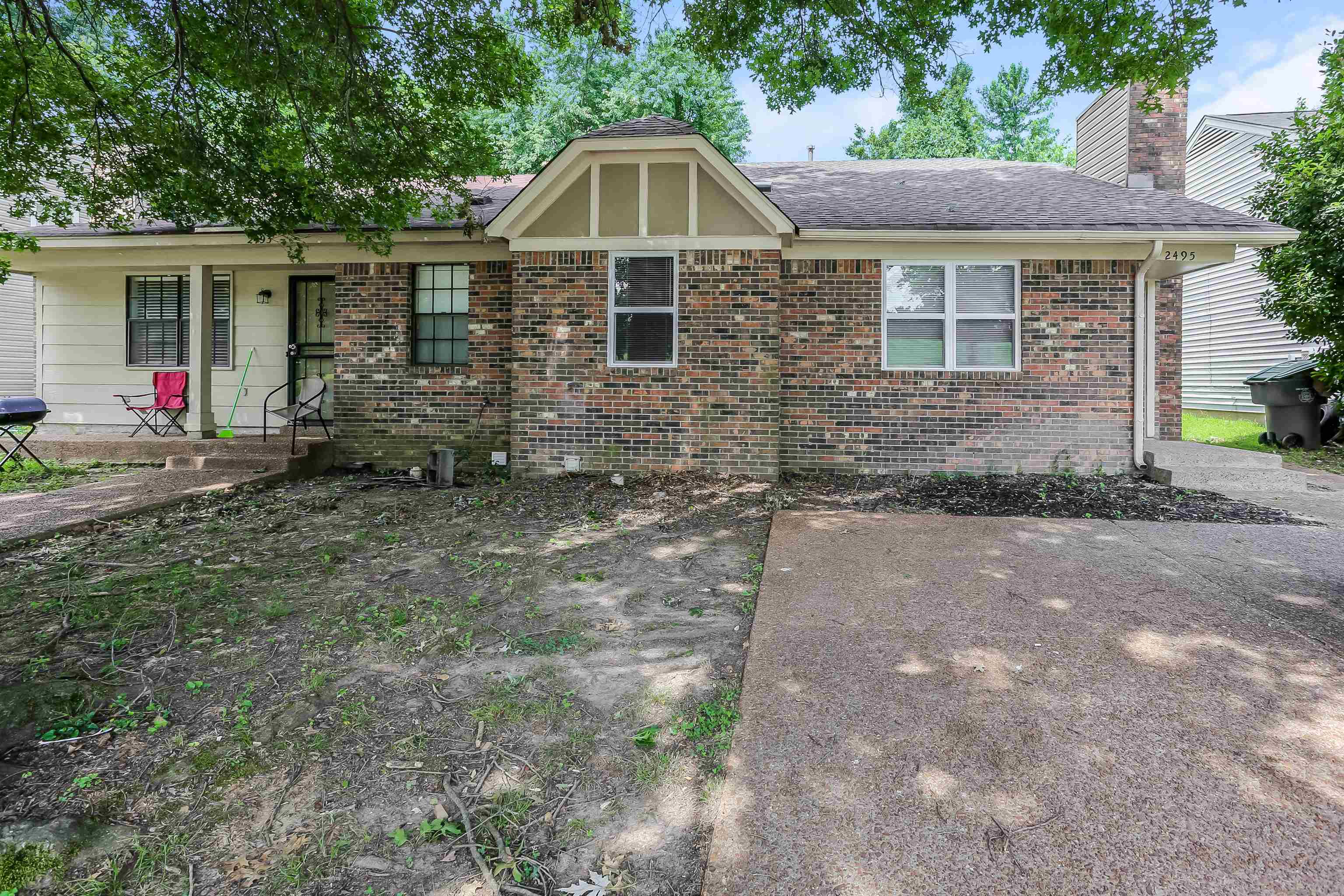 a view of front of house with a yard