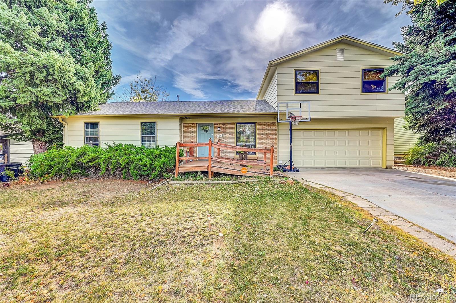 a view of front of house with a yard