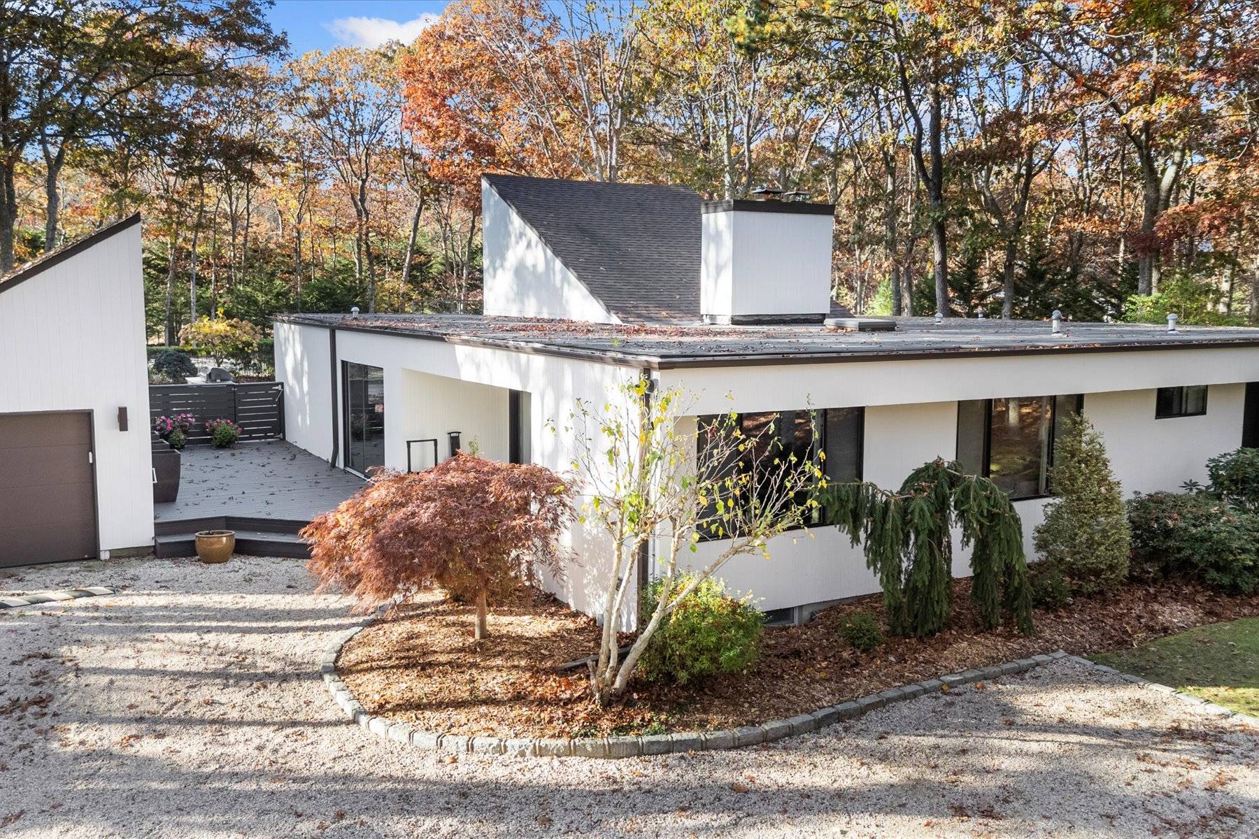 a view of a house with backyard