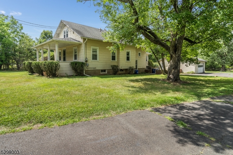 a view of a house with backyard and garden