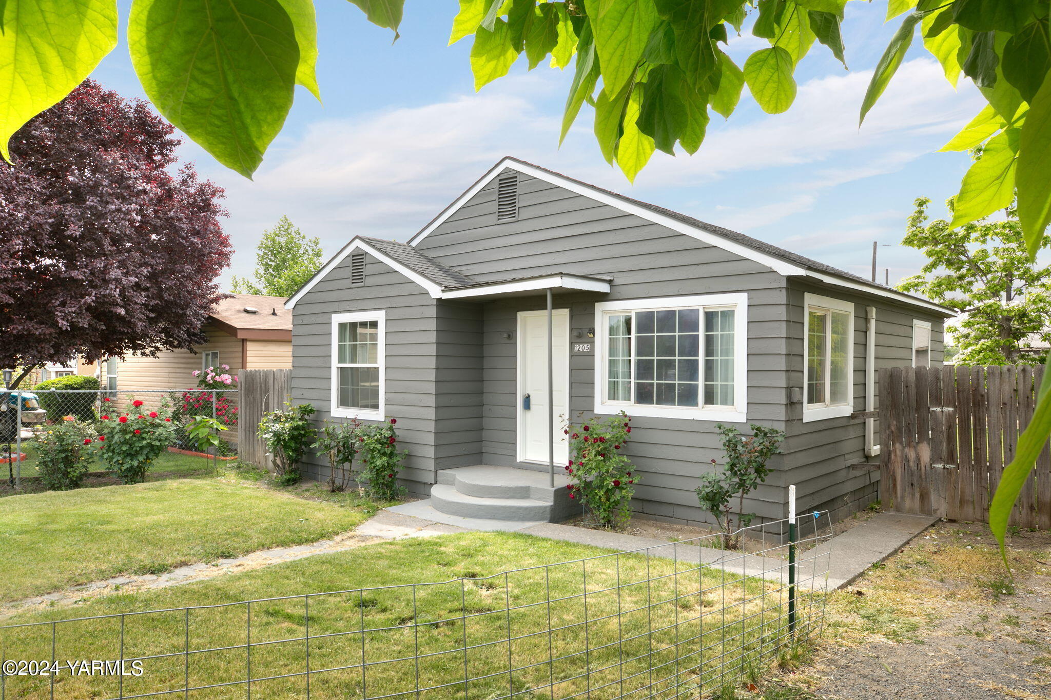 a view of a house with backyard