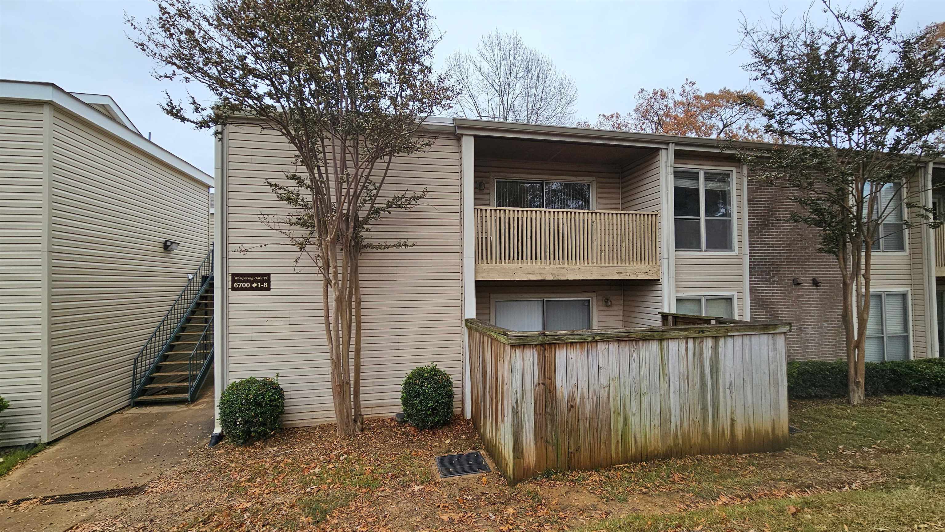 a view of back yard of the house