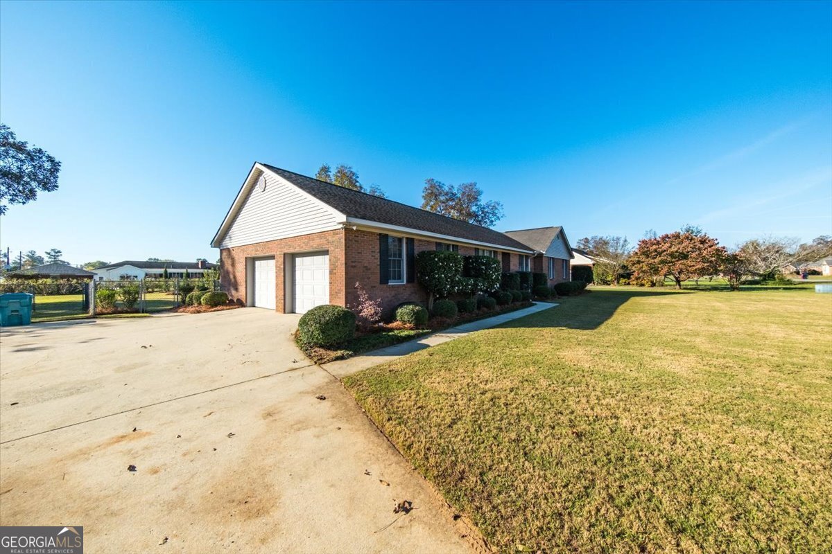 a view of a house with a yard