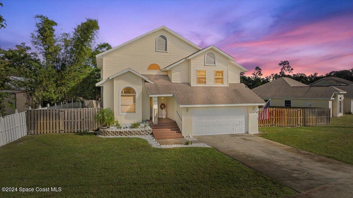 a view of a house with a yard