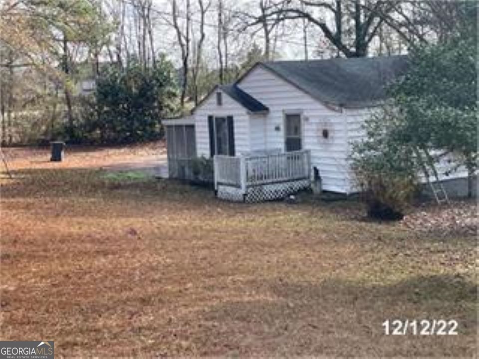 a view of a house with a yard