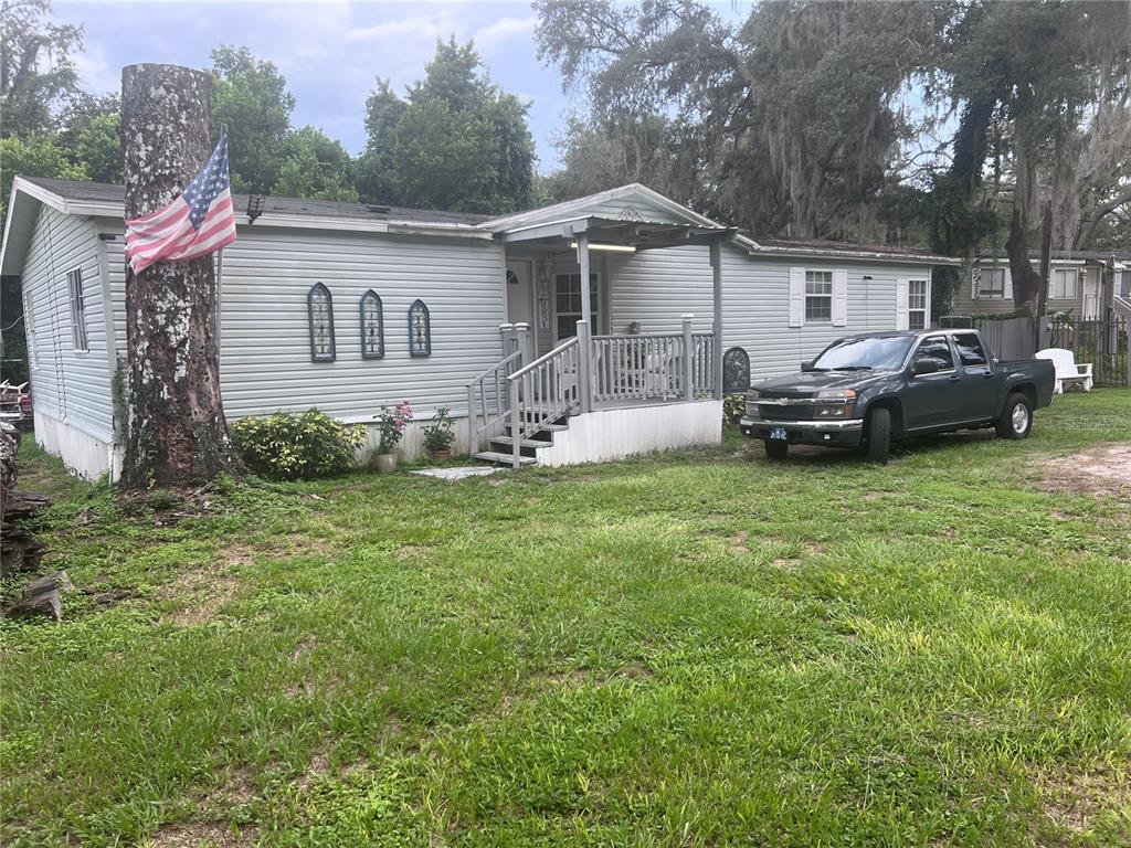 a view of a house with backyard