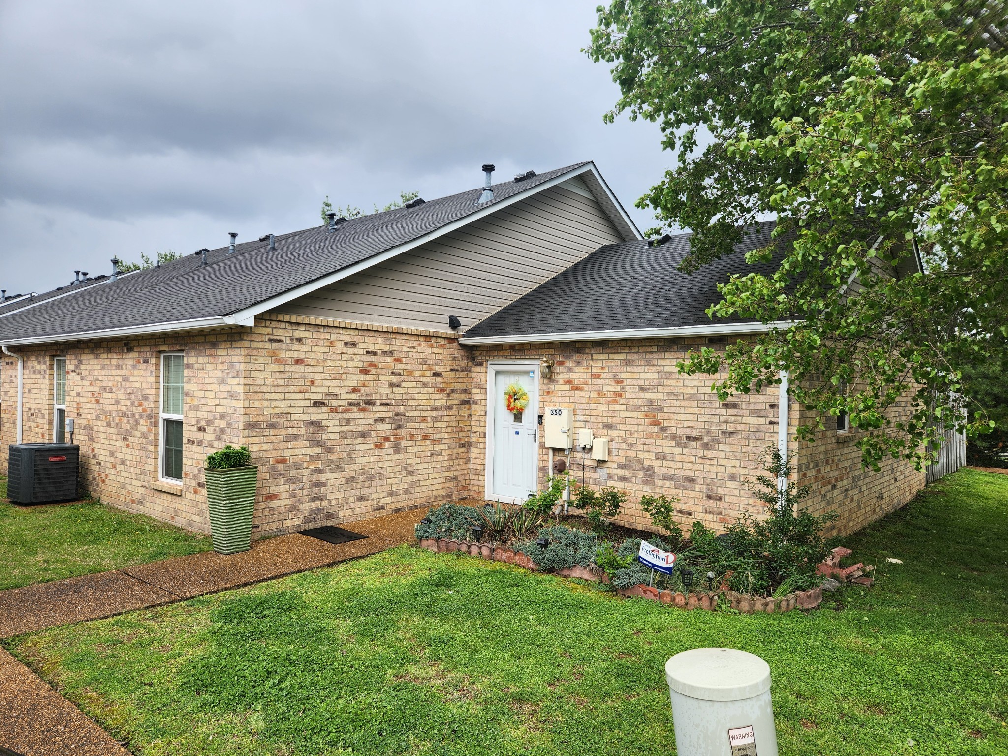 a view of a back yard of the house