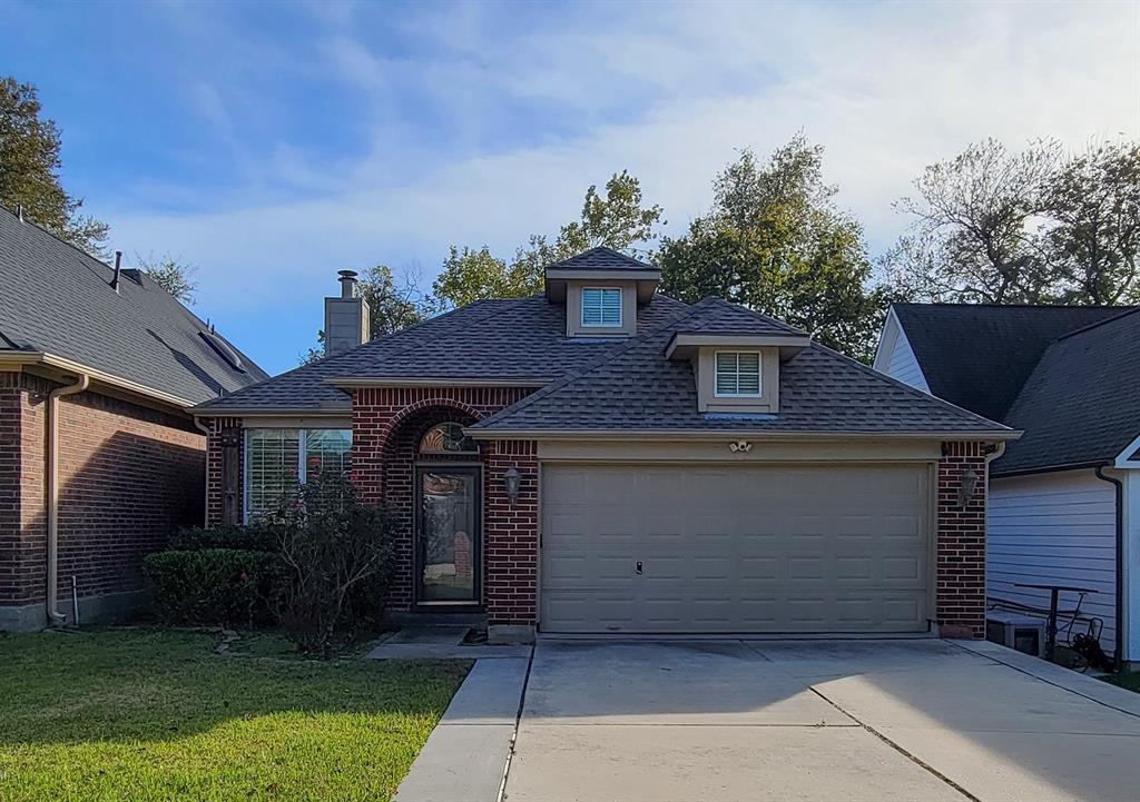 a view of front of a house with a yard