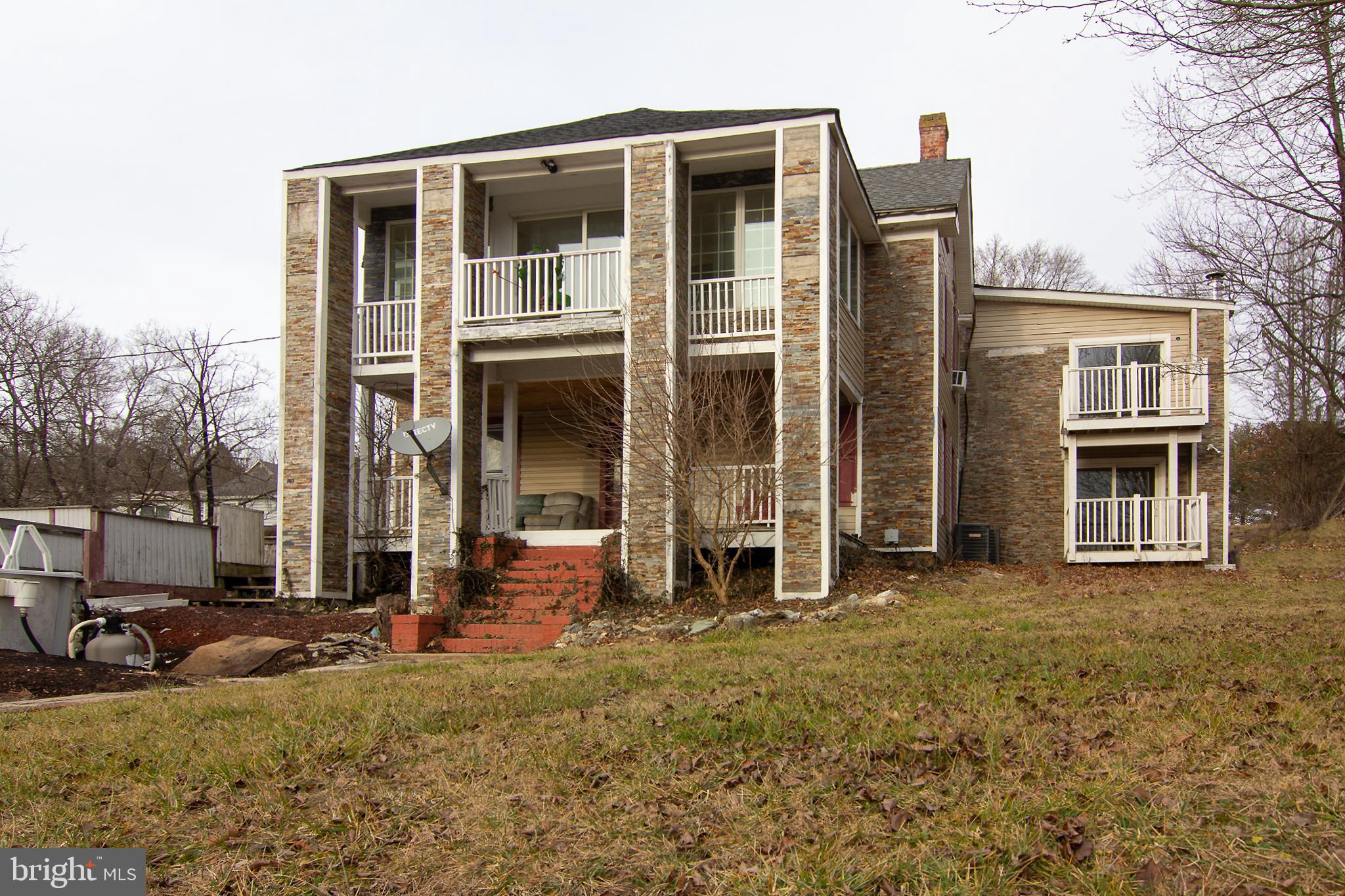 a view of a house with backyard and porch