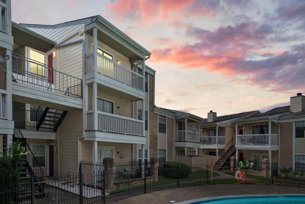 Welcome to 2750 Holly Hall #418, conveniently located minutes from Texas Medical Center.