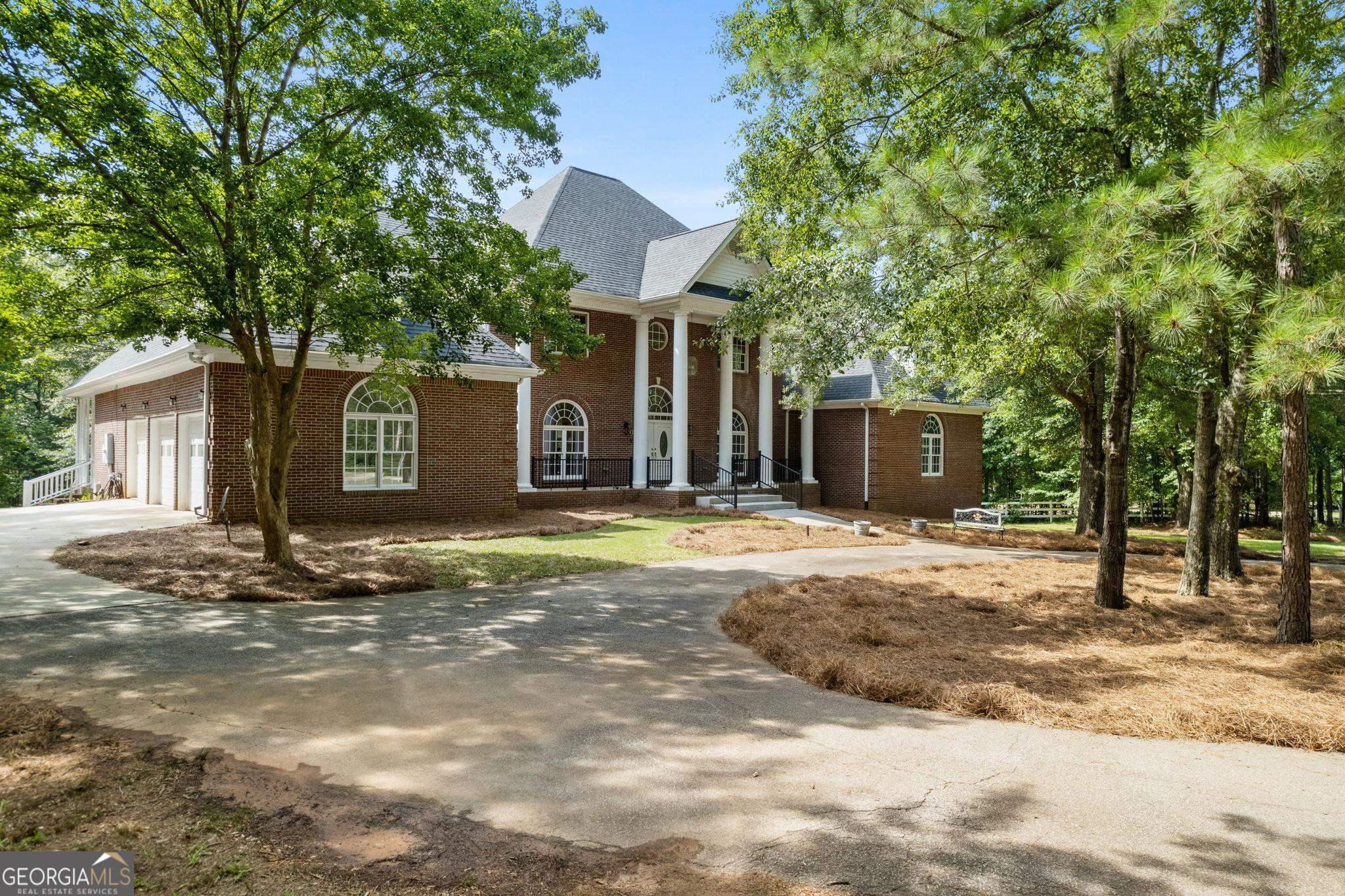 a view of a house with a yard