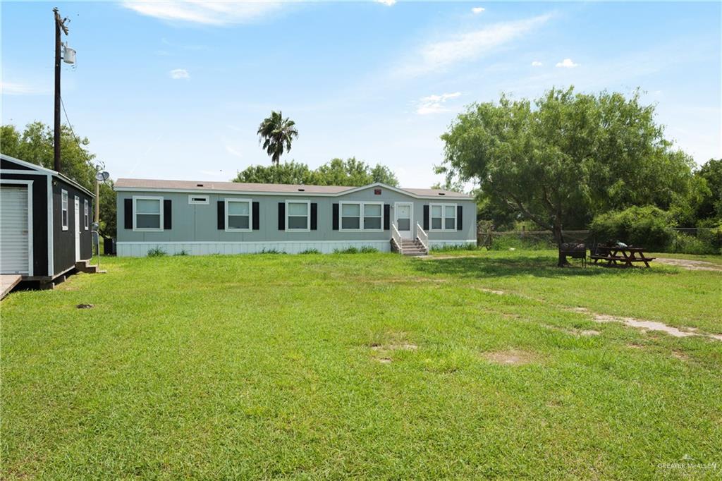 Manufactured / mobile home featuring a front yard