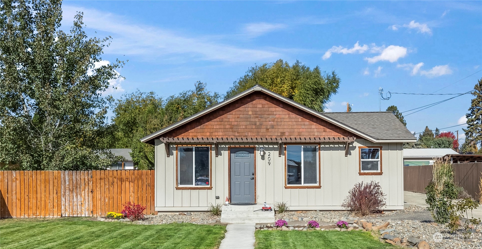 a view of front a house with a yard