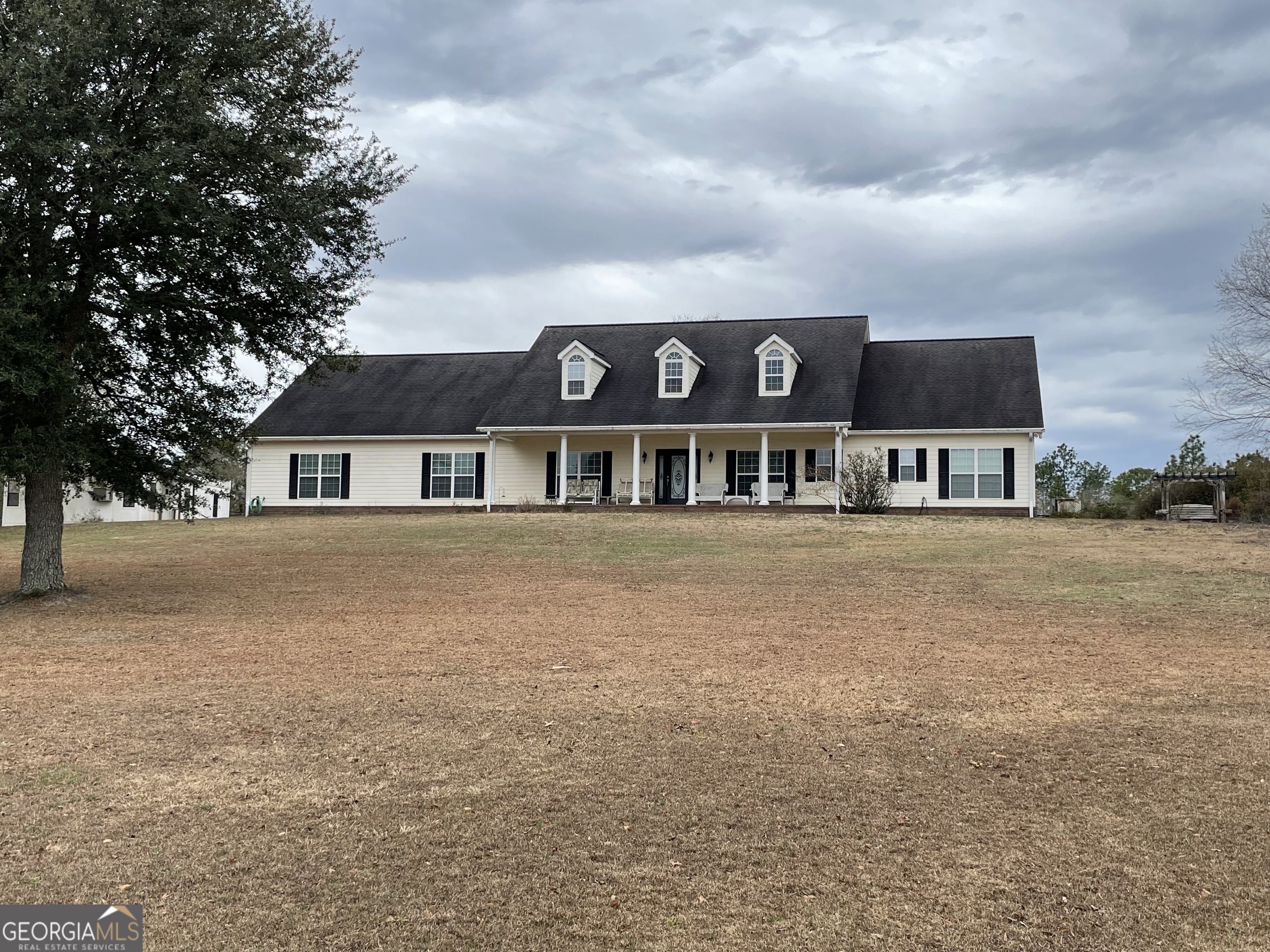 a front view of house with yard