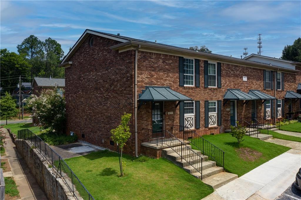 a view of a house with a yard