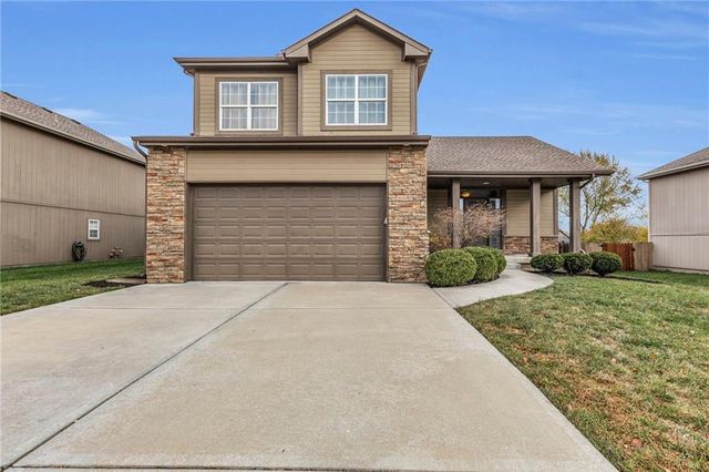 $449,000 | 1724 Northeast Nine Oaks Drive | Lee's Summit