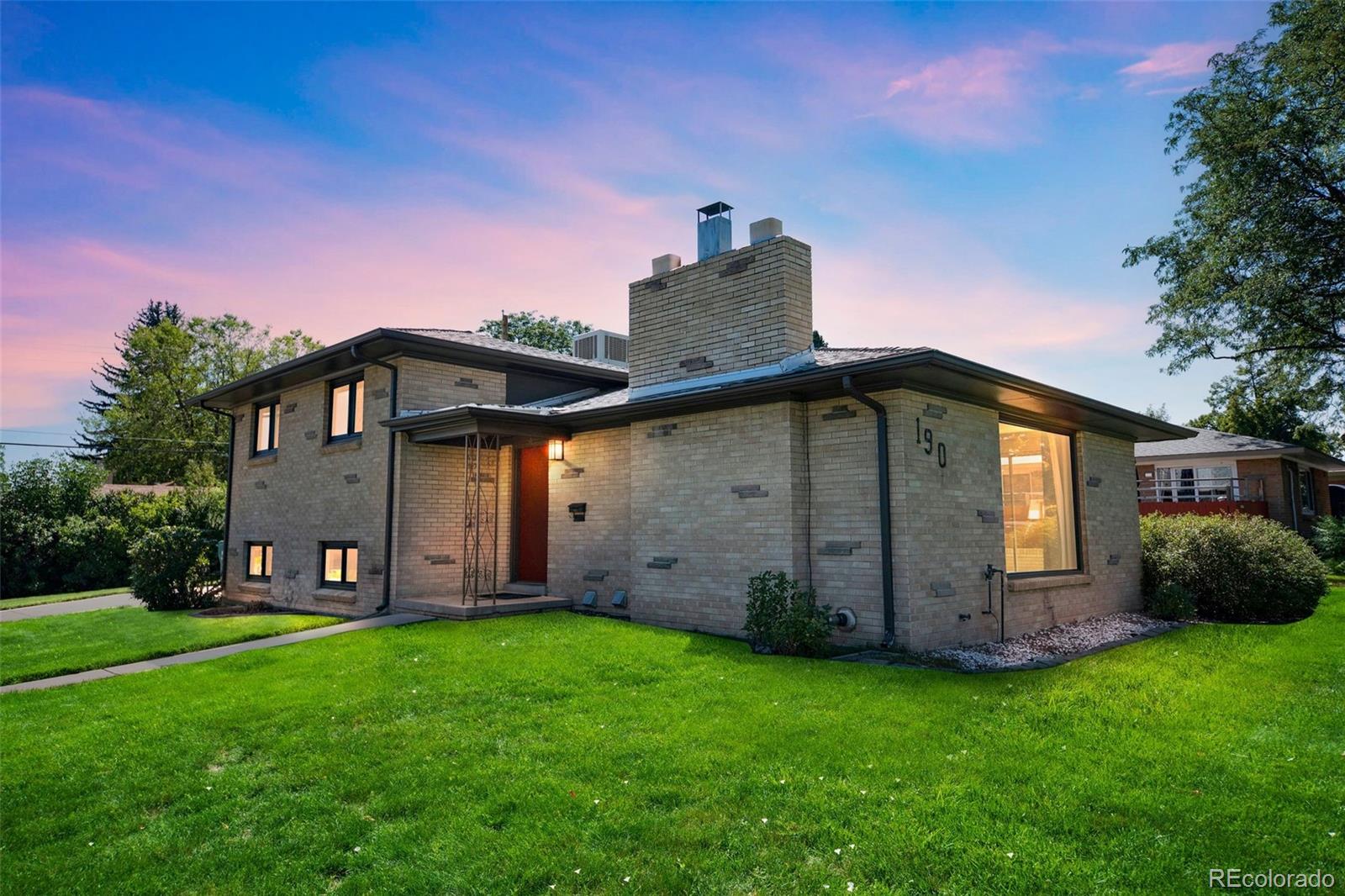 a view of a house with backyard