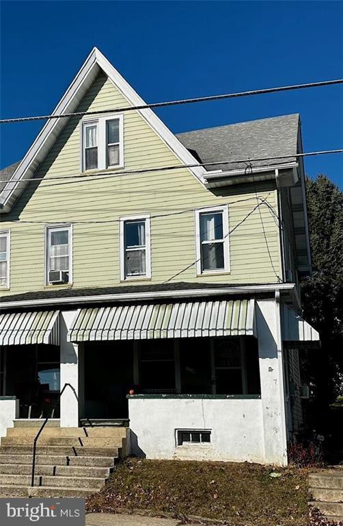 a view of a house with a yard