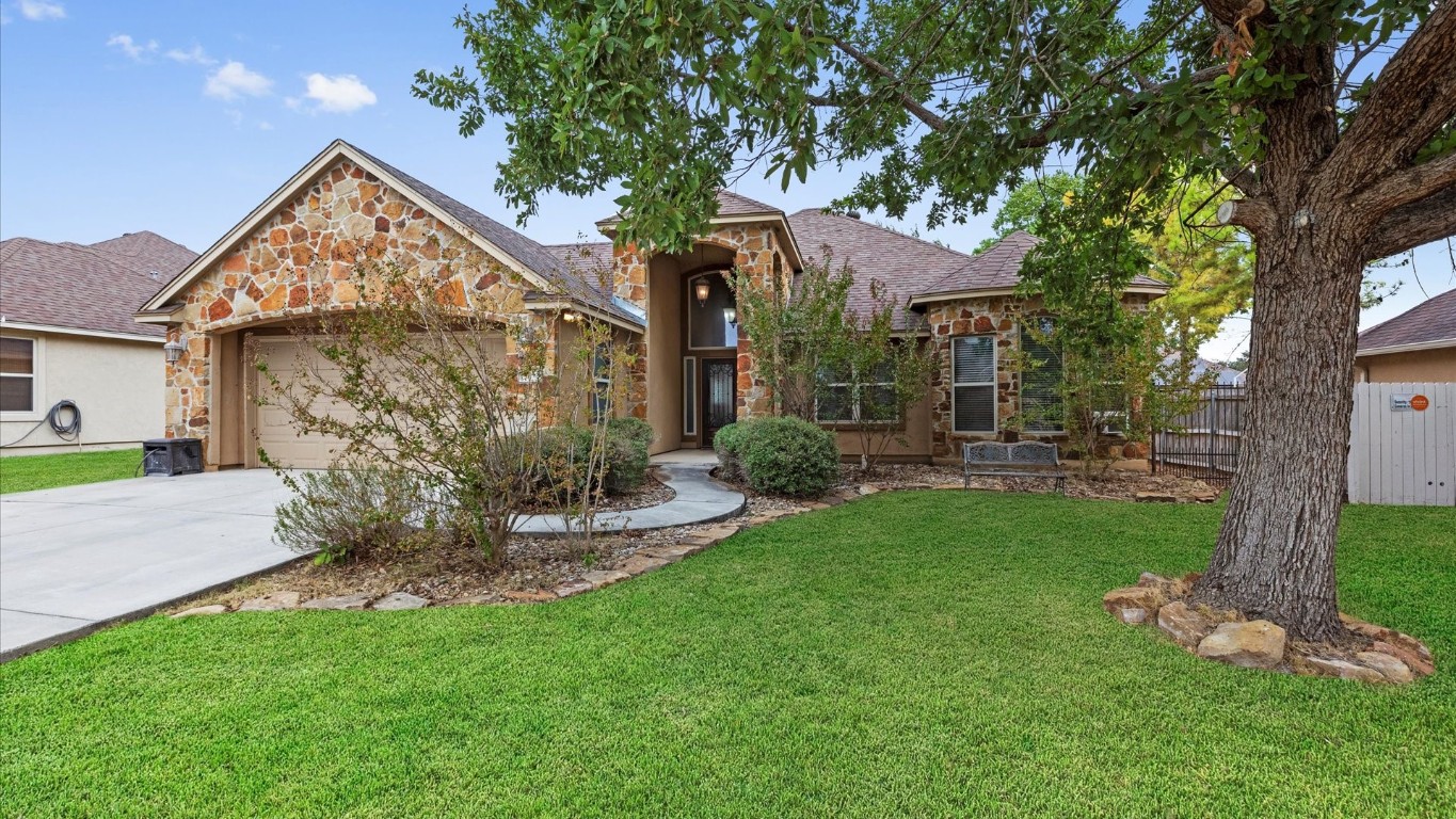 a view of a house with a yard