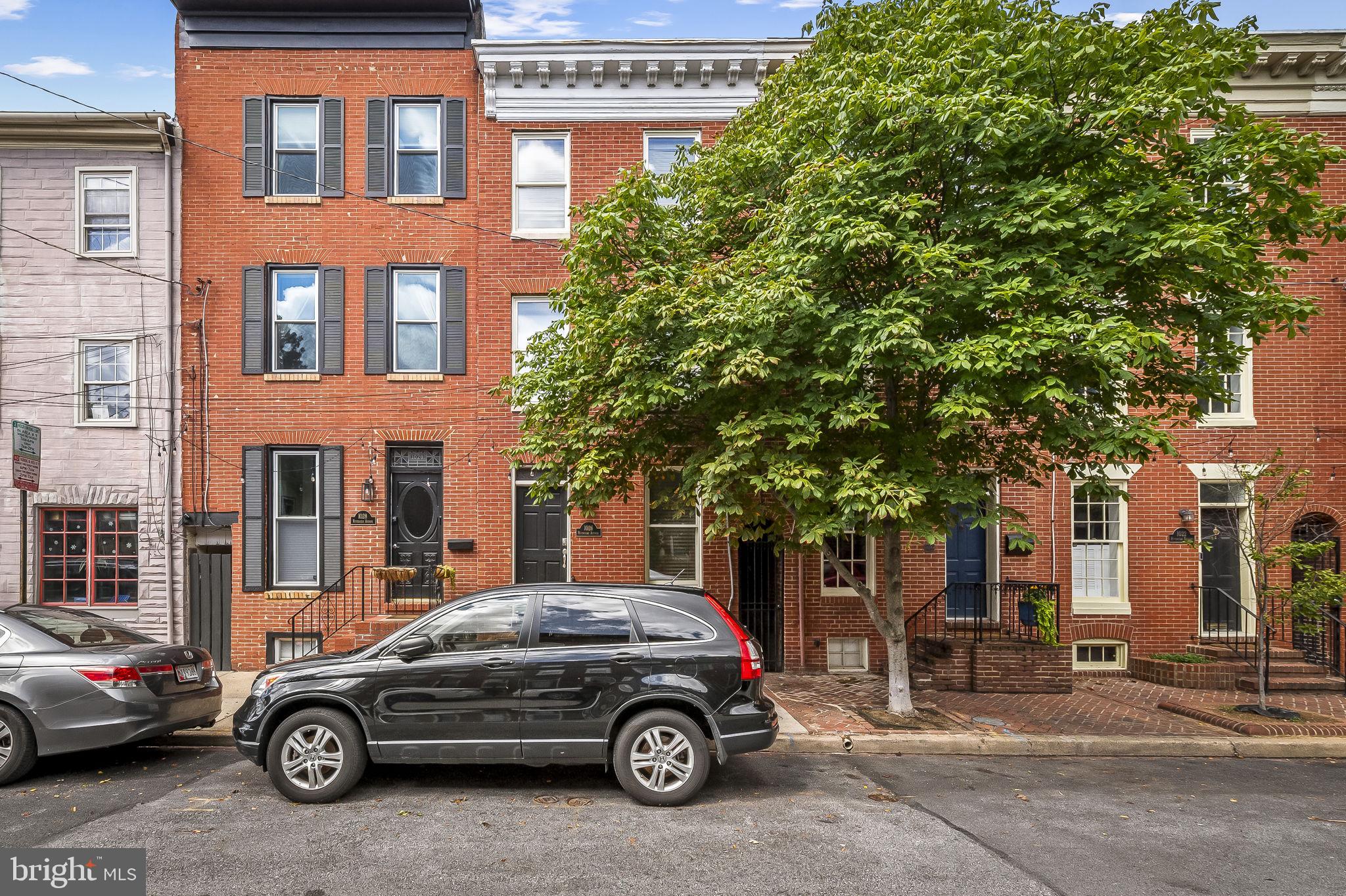 a car parked in front of a building