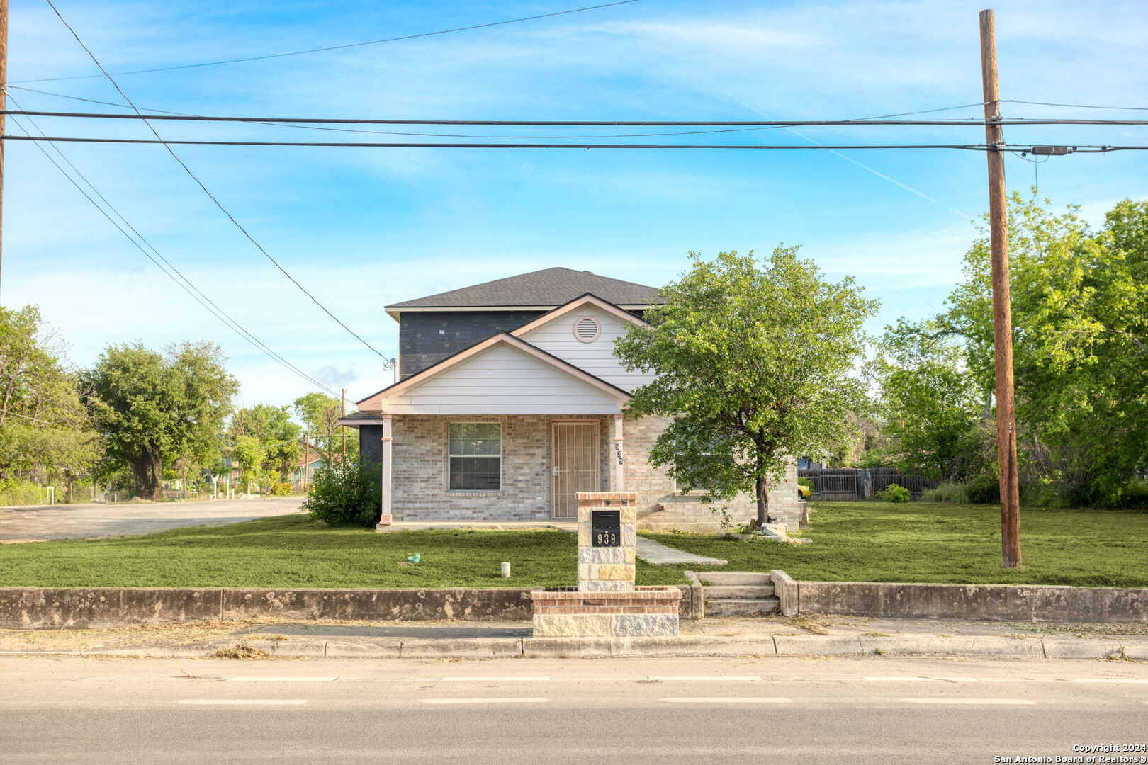 a view of a house with a yard