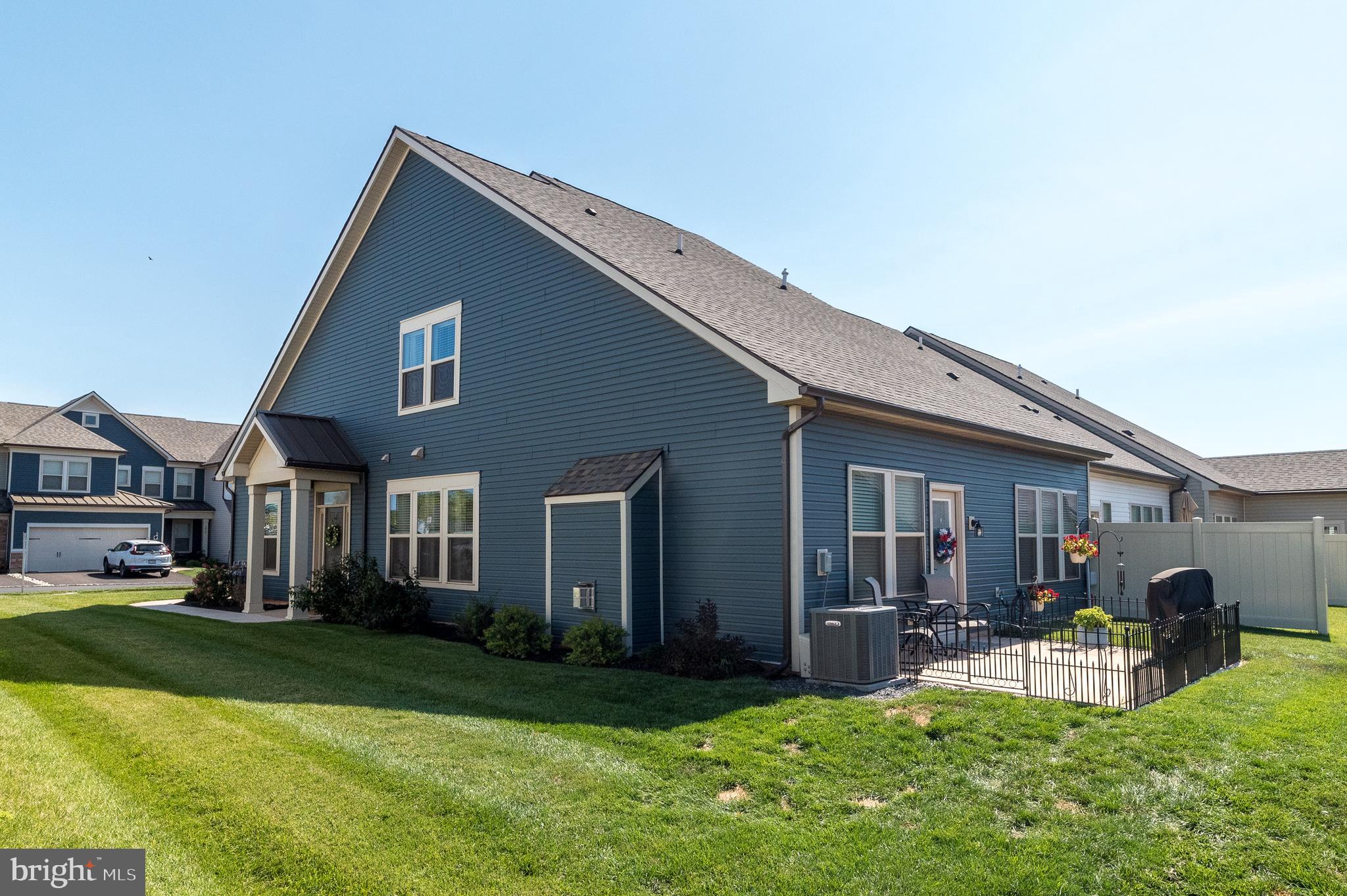 a view of house with a yard