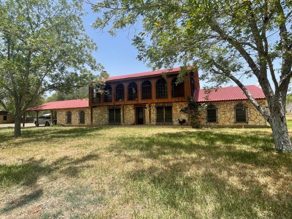 a view of a house with a yard