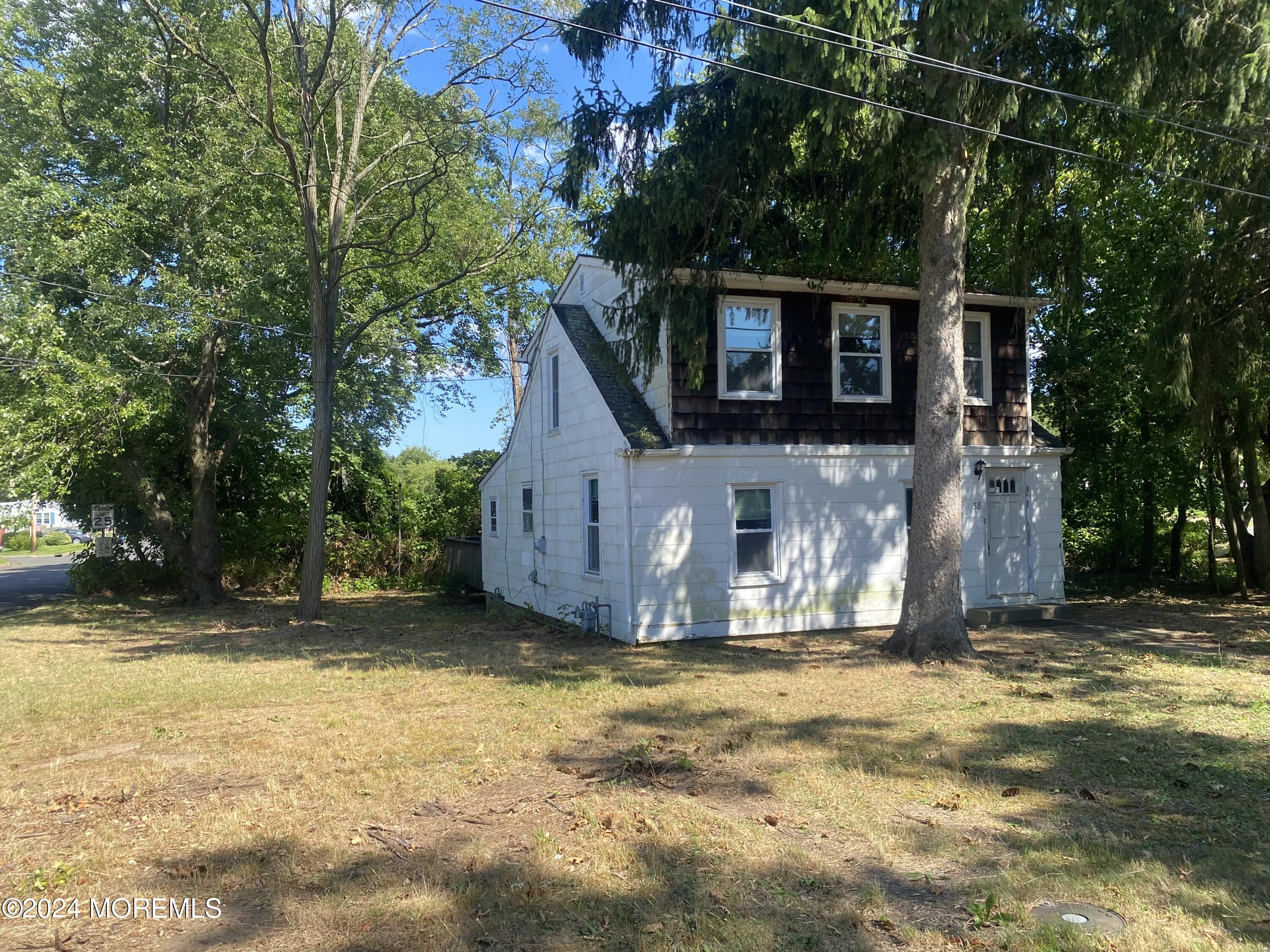 a view of a house with yard