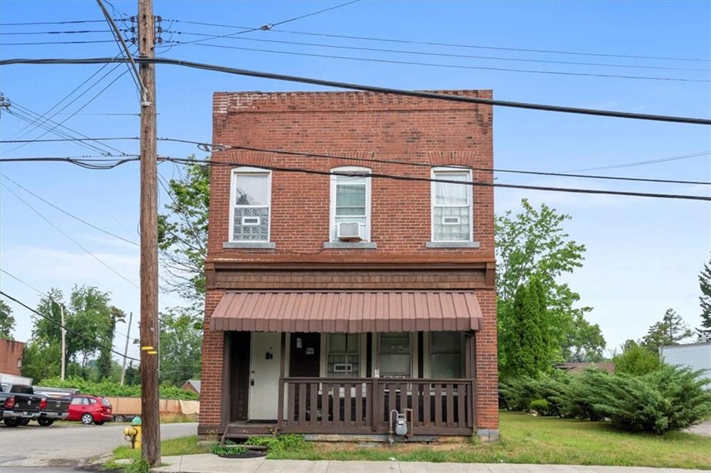 a view of a house with small yard and plants