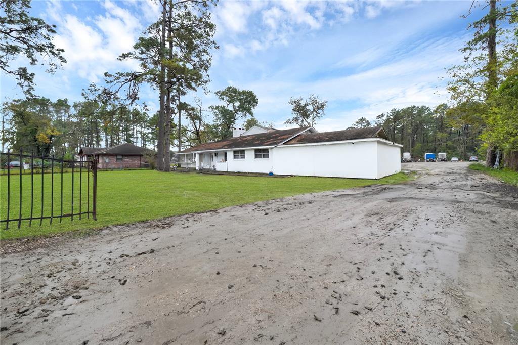 a view of a house with backyard and trees