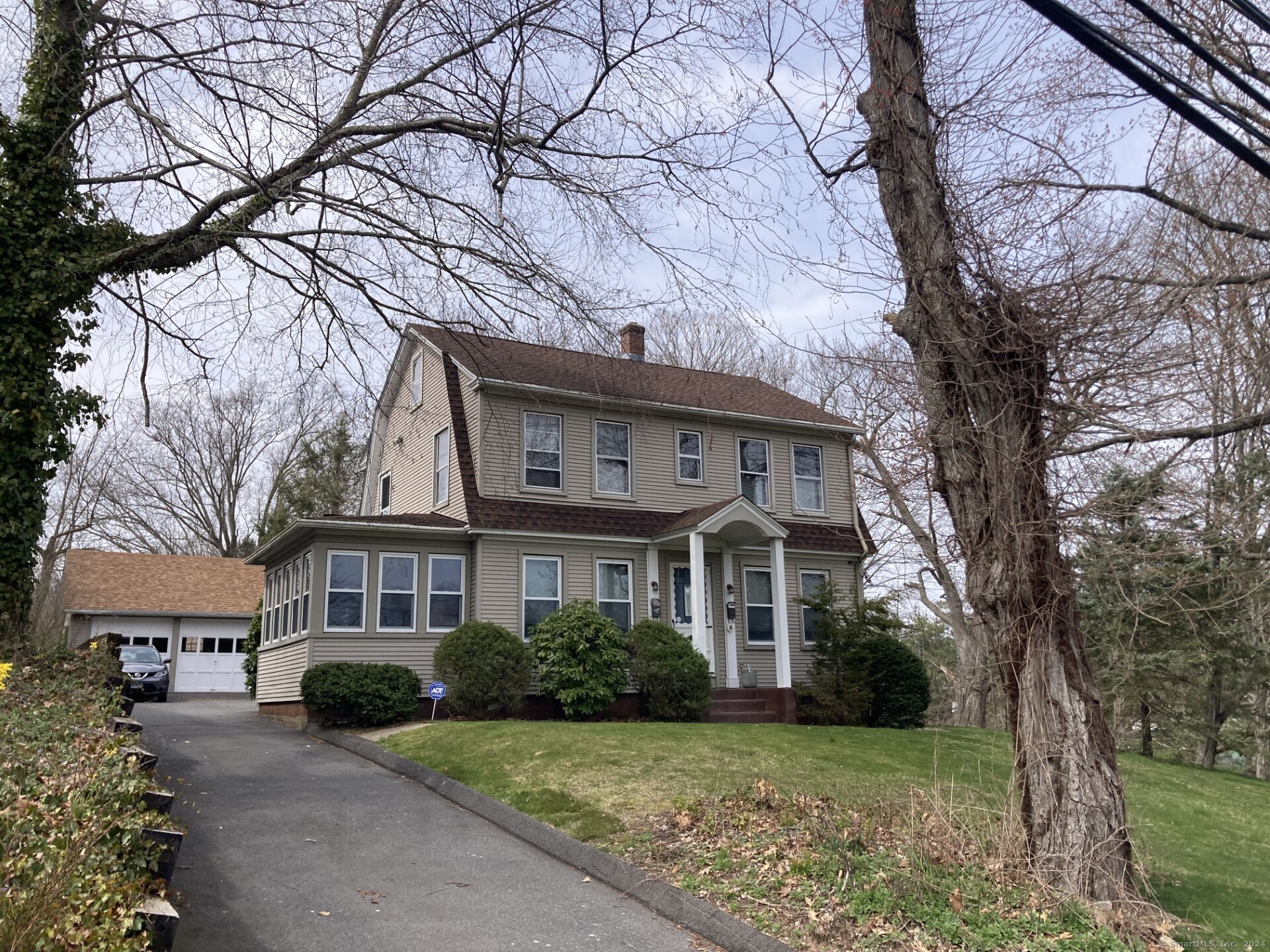 a view of a yard in front of house