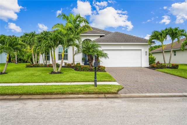 $729,900 | 1035 Camelot Way | Vero Beach South