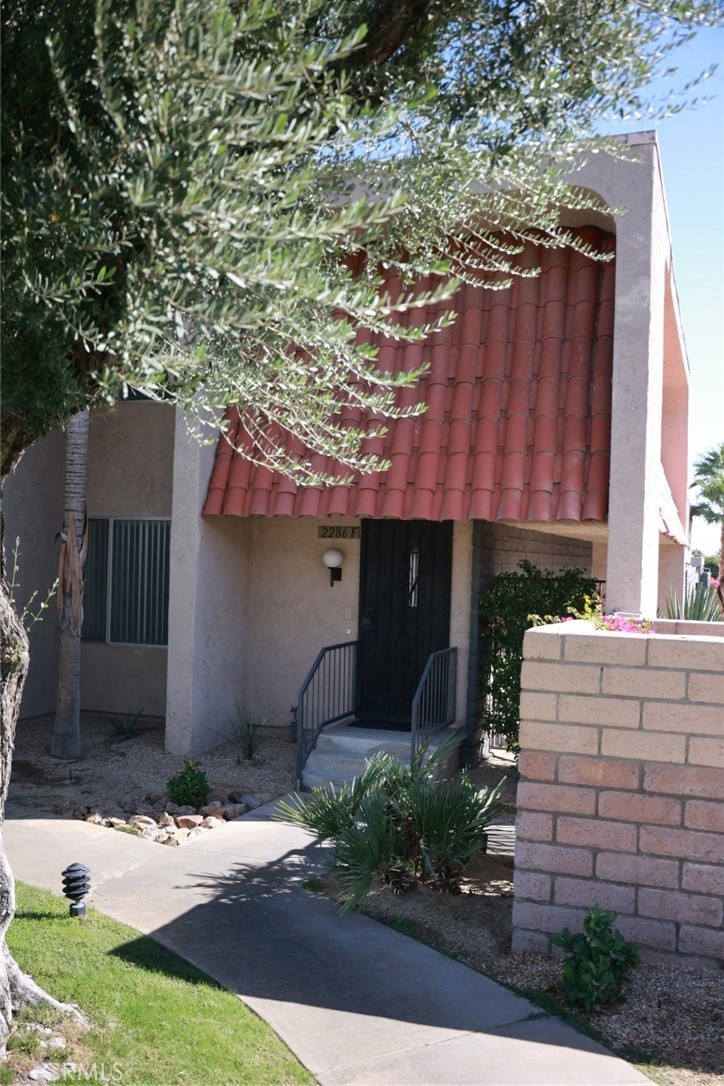 a front view of house with yard