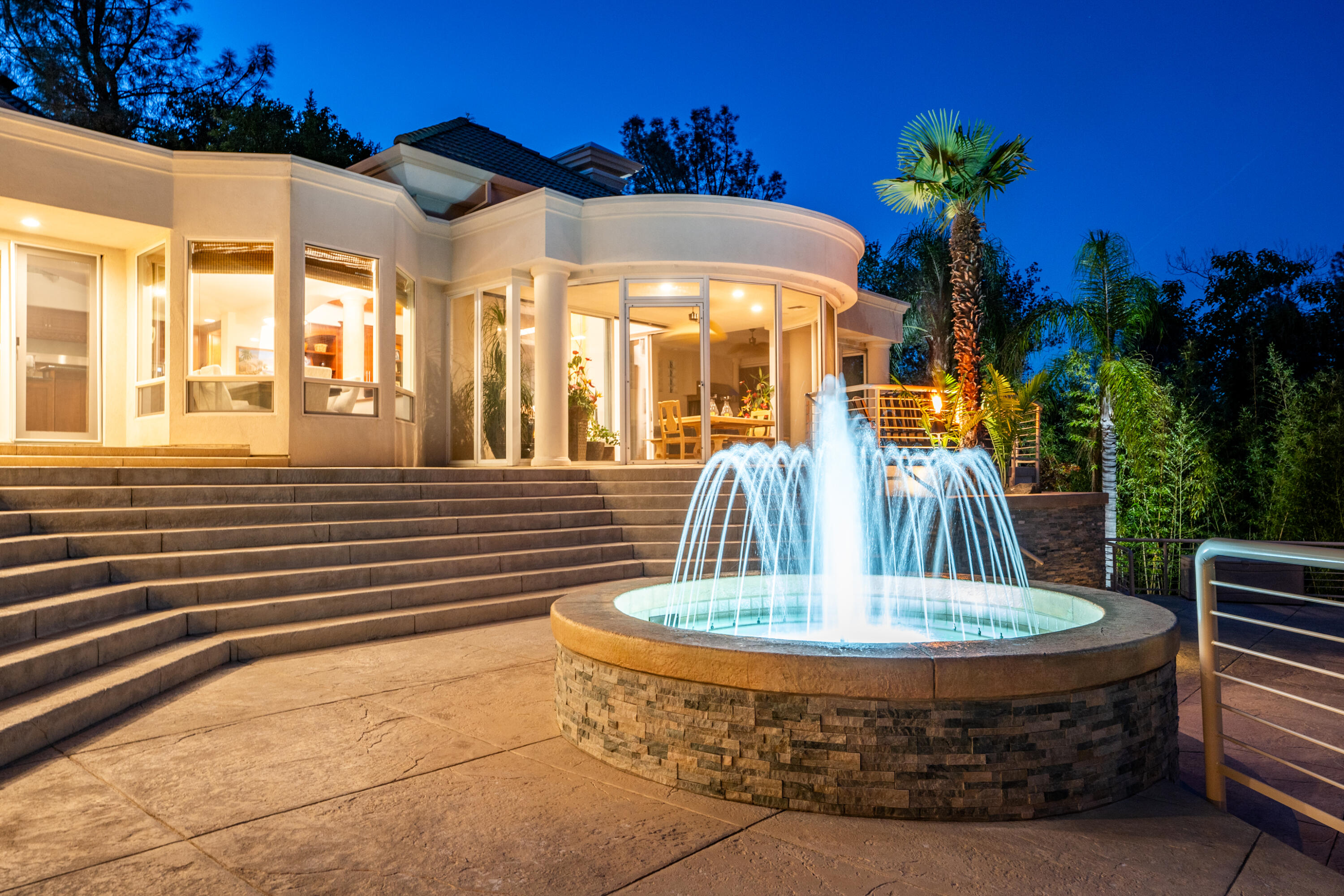 a view of a house with backyard and swimming pool