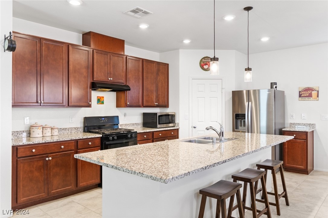 Kitchen w/ Island & Breakfast Counter - All Applia