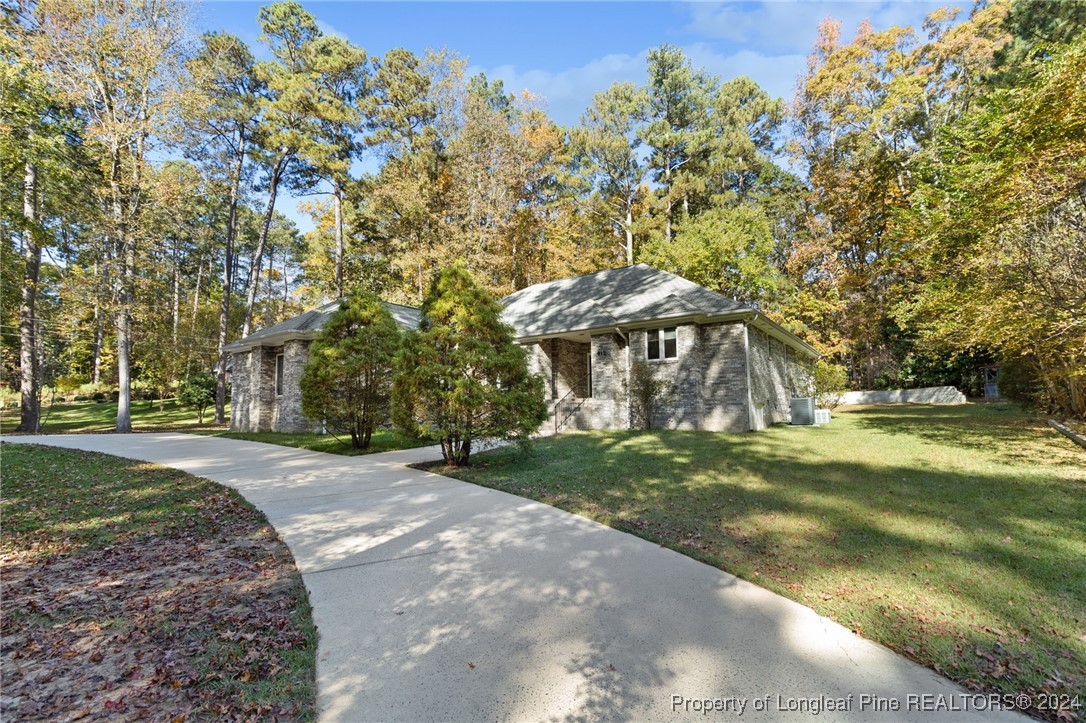 a view of a house with a yard