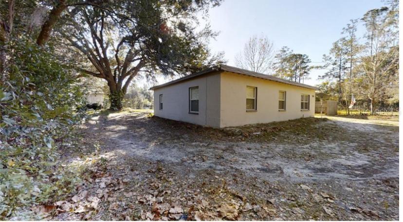 a view of a house with a backyard