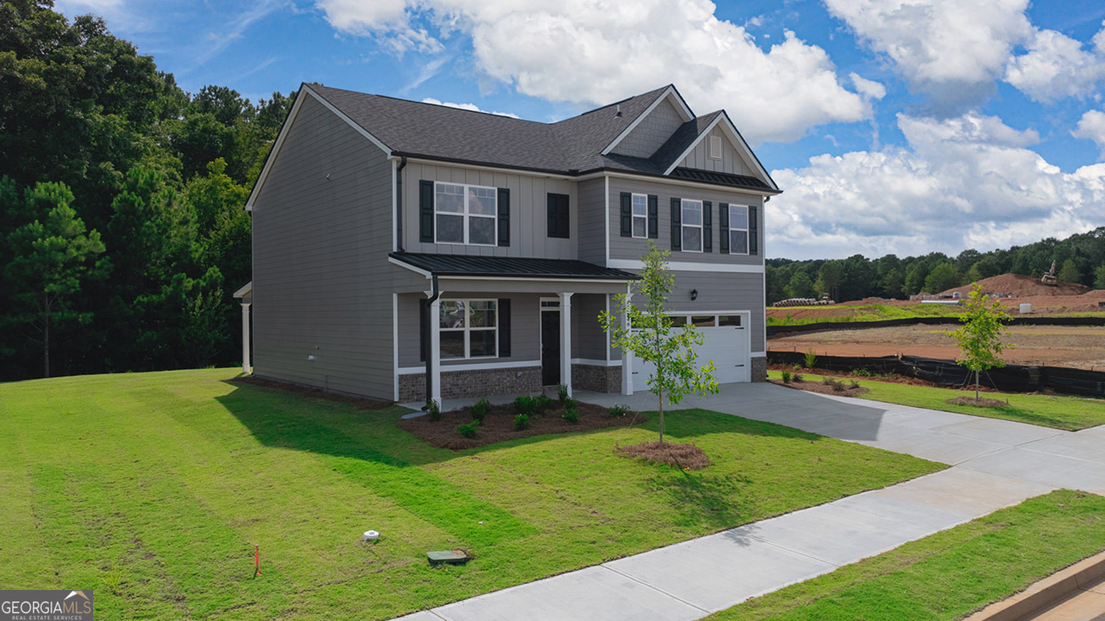 a view of an house with backyard and garden